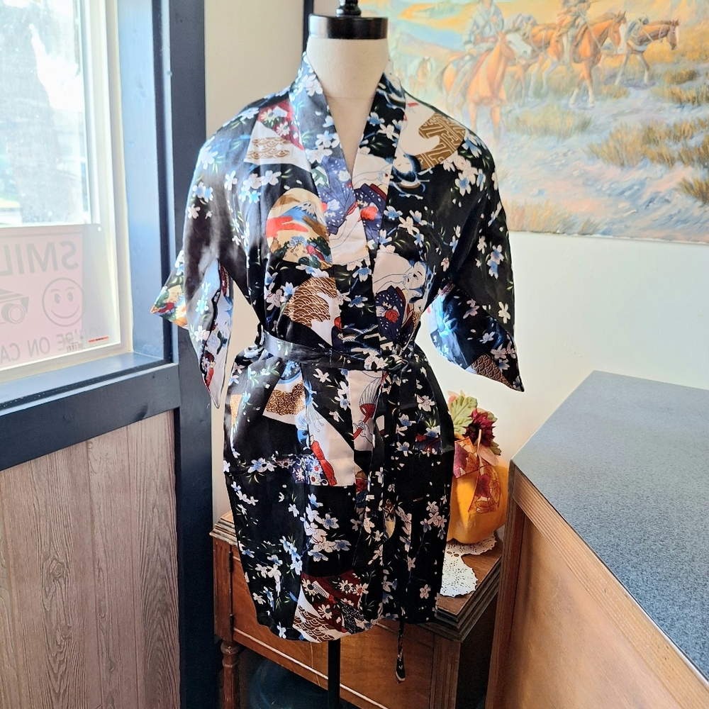 Lian Lin Satin "Geisha Girl" Pattern Short Kimono Robe, Size IZ(Small)
